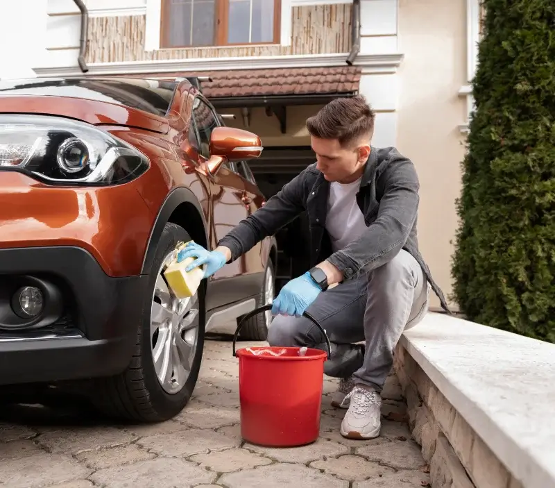 Lavage auto à domicile Trélévern : professionnel intervenant sur un véhicule